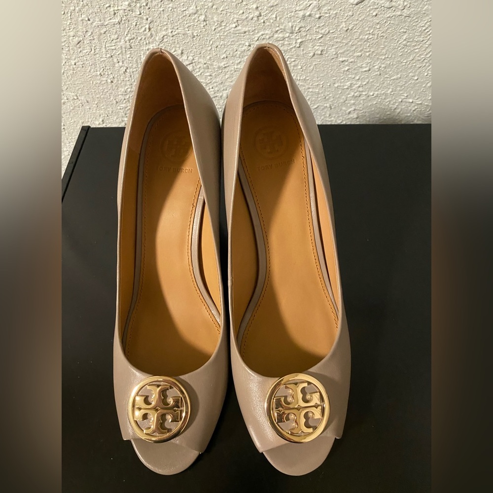 New Tory Burch Benton Peep Toe Wedge Size 10 in French Gray Gold